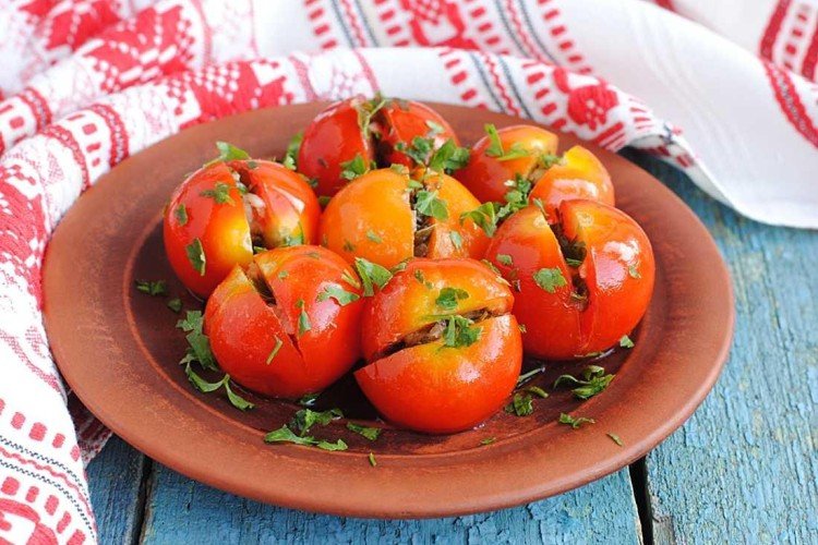 Tomates rellenos para el invierno