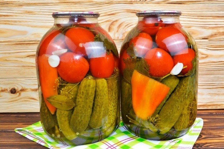 Tomates con pepinos en frascos