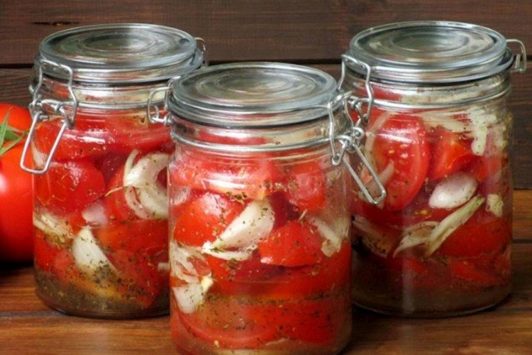 Ensalada de tomate con cebolla