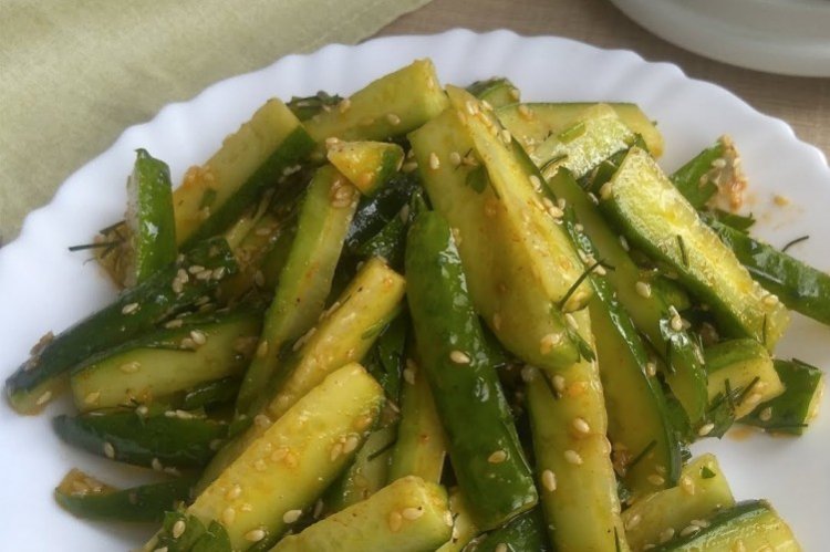 Pepinos al estilo coreano con sésamo