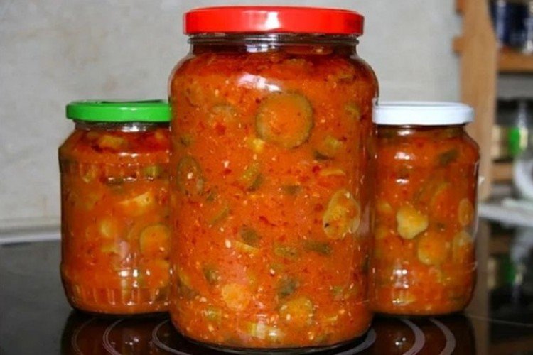 Pepinos al estilo coreano con salsa de tomate para el invierno