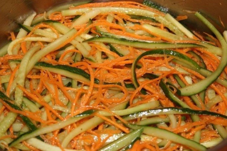 Pepinos al estilo coreano con zanahoria