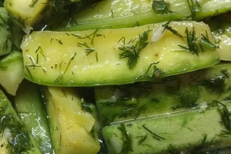 Pepinos al estilo coreano con hierbas