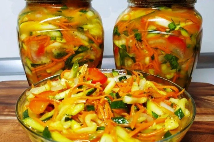 Pepinos al estilo coreano con pimiento morrón