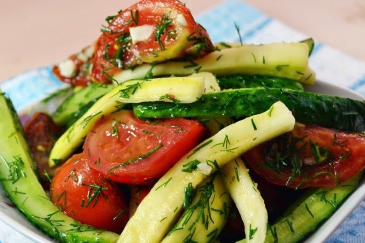 Pepinos con tomates al estilo coreano para el invierno