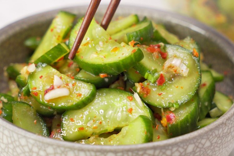 Pepinos al estilo coreano con cebolla
