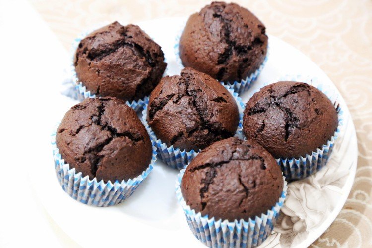 Muffins mit Kakao und Milch