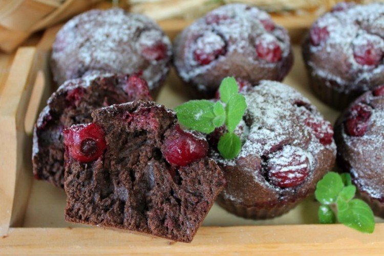 Schokoladenmuffins mit Kirschen