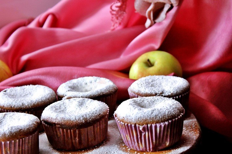 Schokoladenmuffins mit geriebenem Apfel