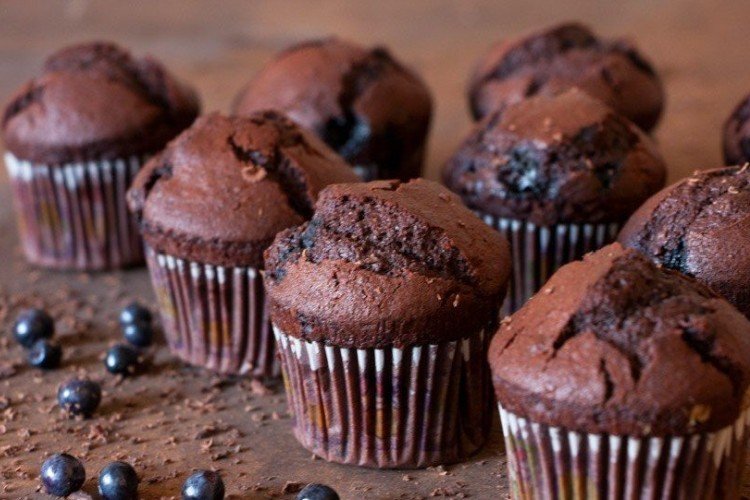 Schokoladenmuffins mit Heidelbeeren