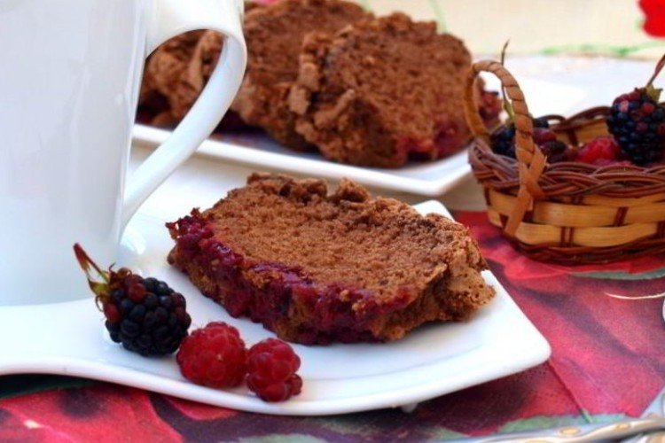 Charlotte de chocolate con bayas en olla de cocción lenta