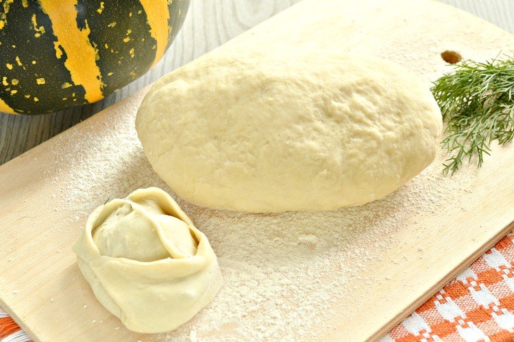 Manti-Teig mit kochendem Wasser