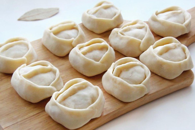 Manti-Teig mit Wasser und Eiern