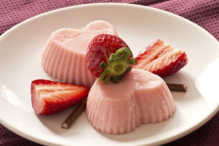 Joghurt-Blancmange mit Erdbeeren