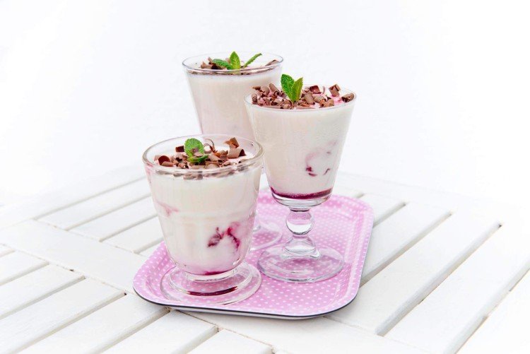 Sauerrahm-Blancmange mit Kirschen