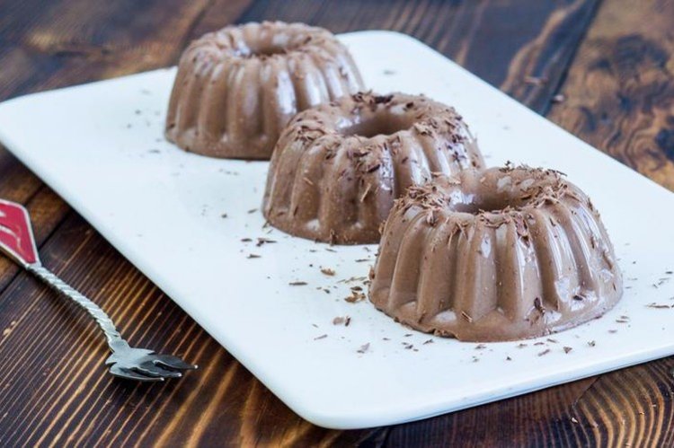 Blancmange aus Mandeln und Datteln mit Agar-Agar