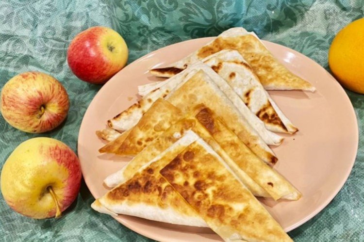 Lavash Rolls with Apple