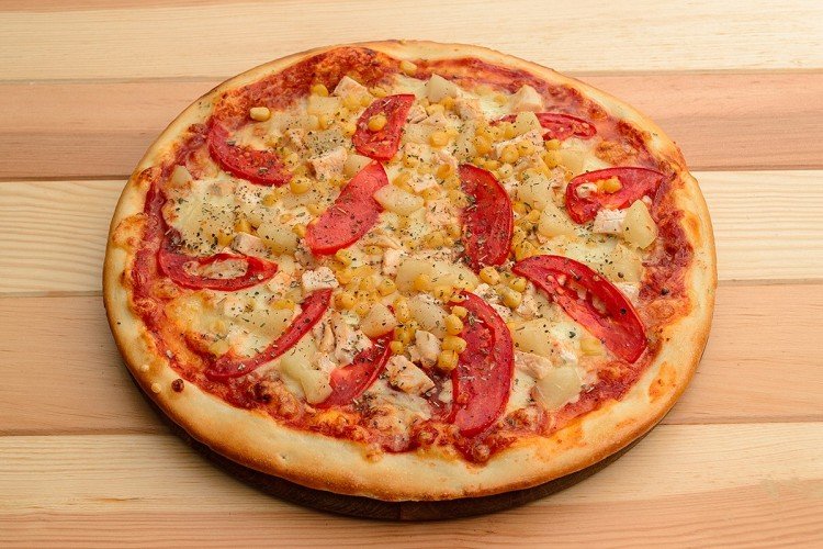 Pizza mit Ananas und Tomaten