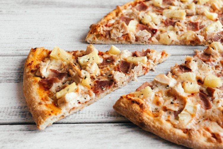 Pizza mit geräuchertem Hähnchen und Ananas