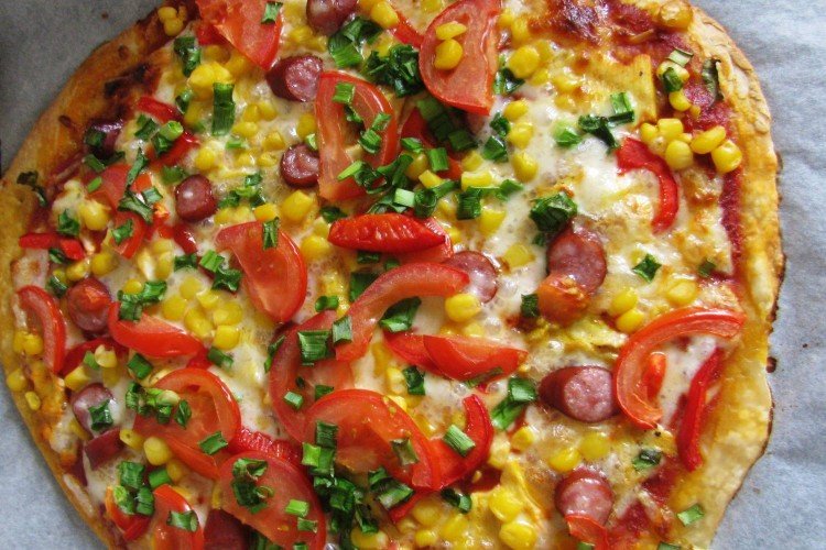 Pizza mit Jägerwürstchen und Ananas