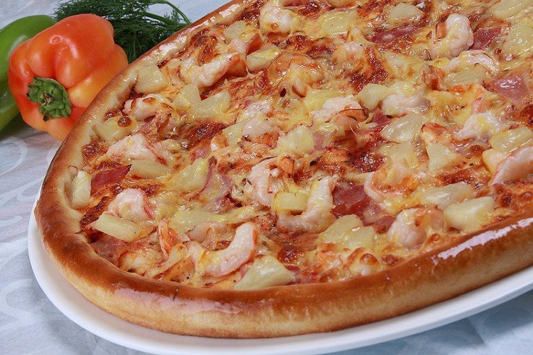 Pizza mit Garnelen und Ananas