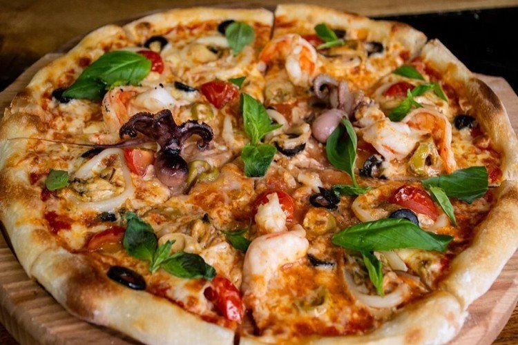 Pizza mit Meeresfrüchten und Ananas