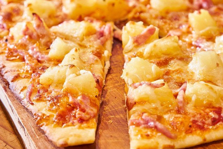Pizza mit Hackfleisch und Ananas