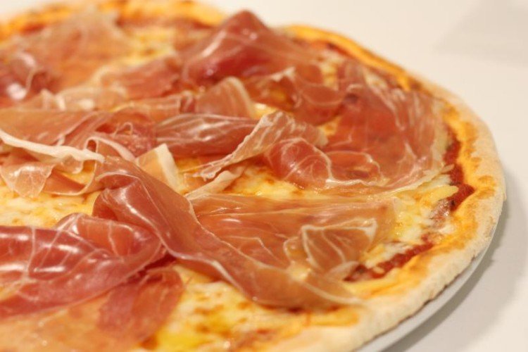 Pizza mit Ananas, Serrano-Schinken und Gorgonzola