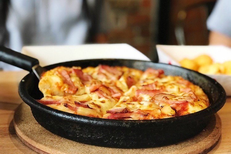 Pizza mit Ananas auf Milchbasis