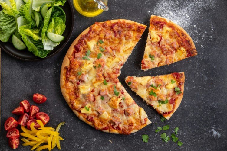 Pizza mit Ananas und Ei