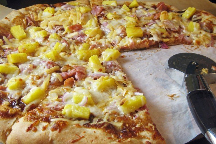 Pizza mit Ananas auf Hefeteig