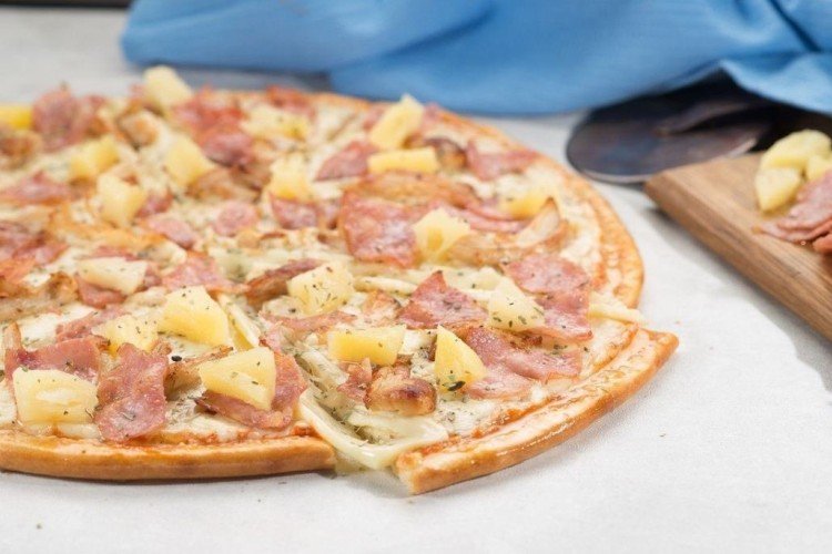 Pizza mit Ananas und Speck
