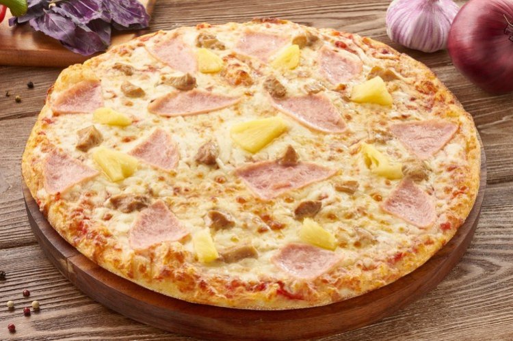 Pizza mit Schinken und Ananas