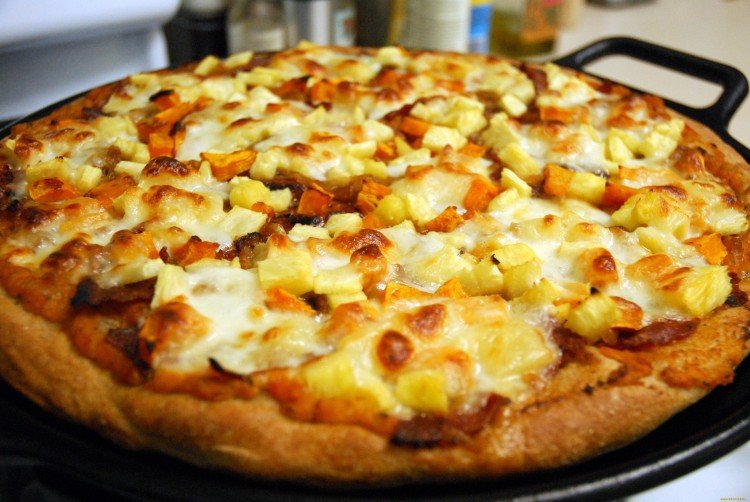 Pizza mit Ananas und Pilzen
