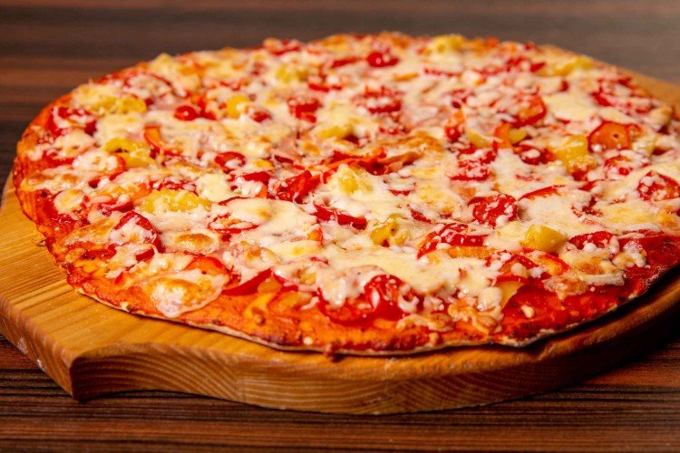 Pizza mit Ananas und Paprika