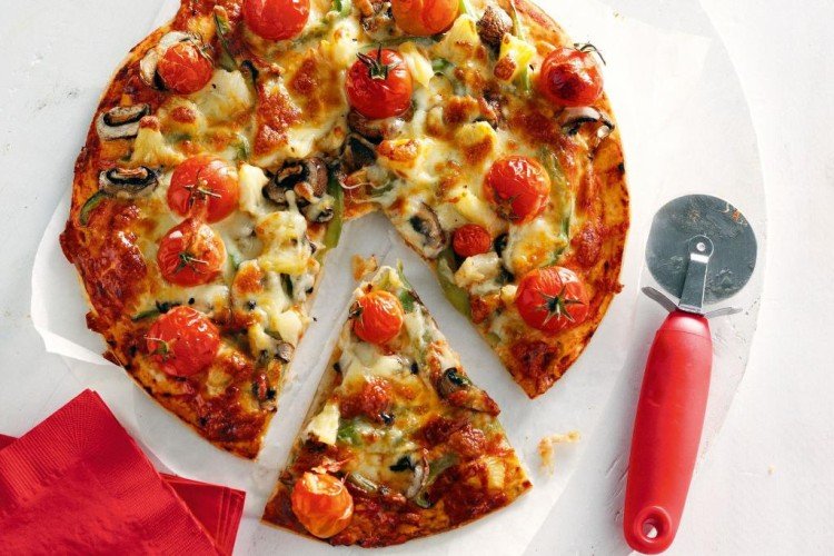 Vegane Pizza mit Ananas und Gemüse