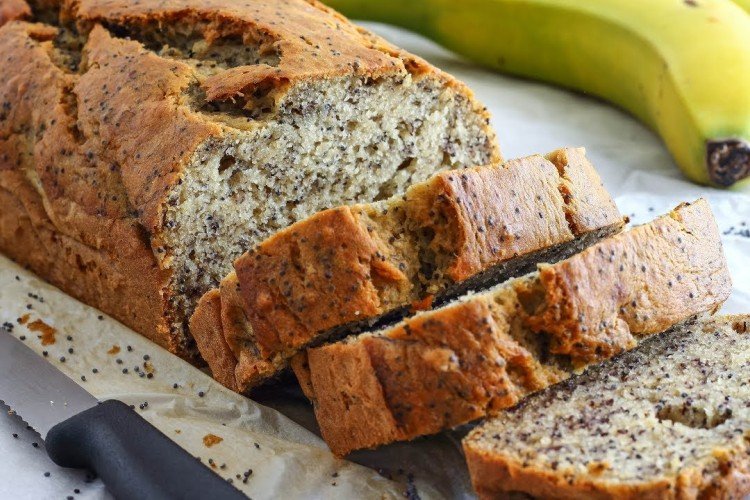 Pan de plátano con crema agria y semillas de amapola