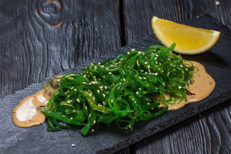 Chuka-Salat mit Nusssauce