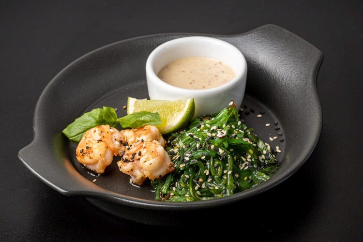 Chuka-Salat mit Garnelen