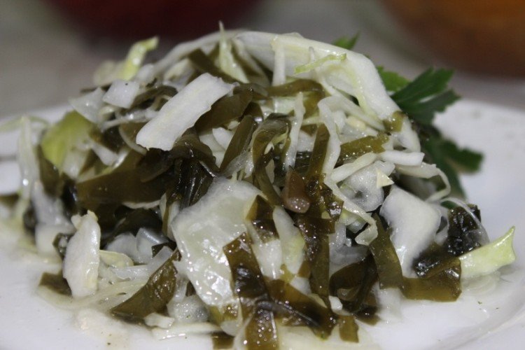 Chuka-Salat mit Kohl und Ingwer