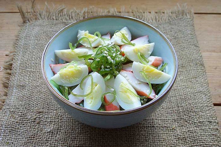 Chuka-Salat mit Krabbenstäbchen und Kartoffeln