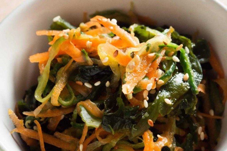Chuka-Salat mit Mais und Kräutern