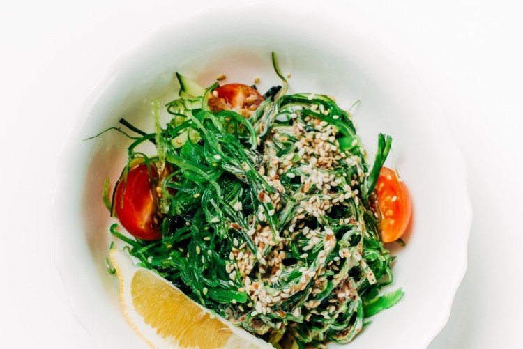 Chuka-Salat mit Tomaten und Käse