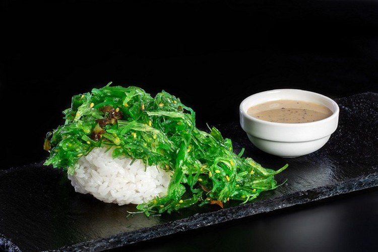 Chuka-Salat mit Reis und Oliven