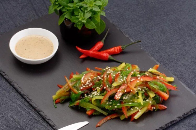 Chuka-Salat mit Gurke und Paprika