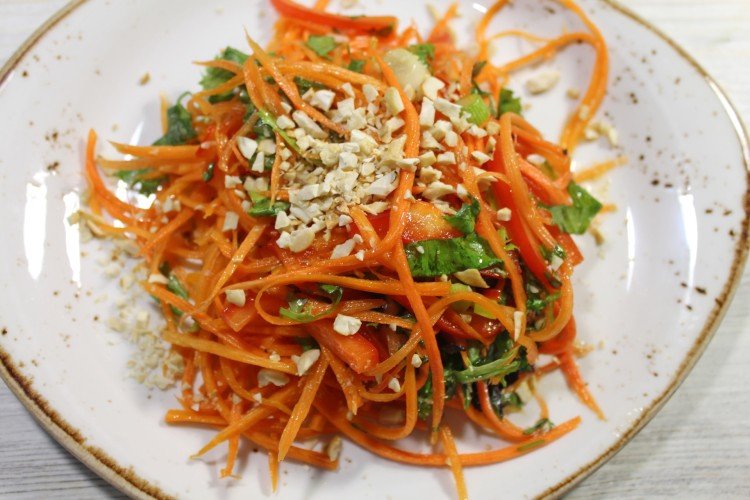 Chuka-Salat mit koreanischen Karotten