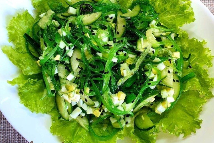 Chuka-Salat mit Gurke und Ei