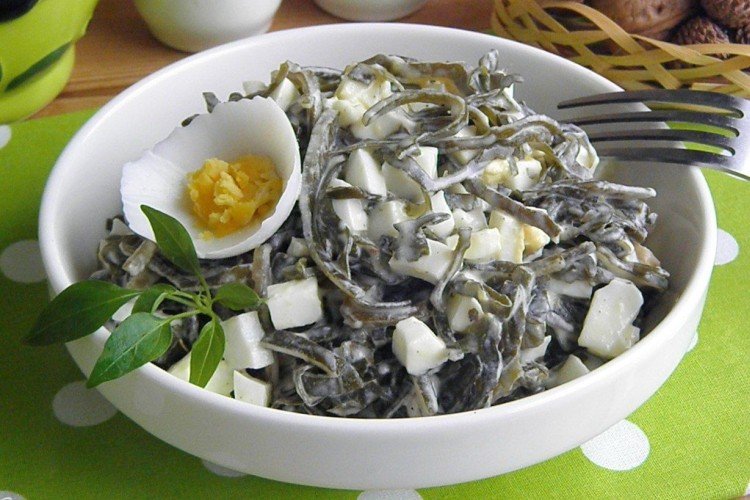 Chuka-Salat mit Frühlingszwiebeln und Mayonnaise