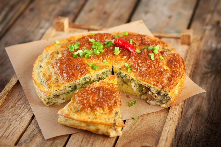 Pastel vertido con pescado enlatado y kéfir