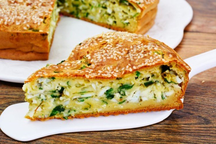 Pastel vertido con pescado enlatado y espinacas